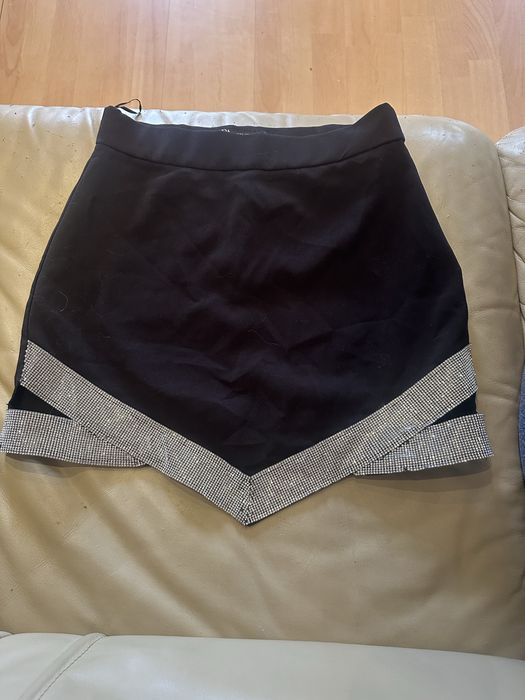 Официална черна пола с камъни