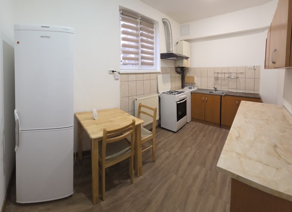 Inchiriez ap 2 camere, la casa  in zona semi-centrala