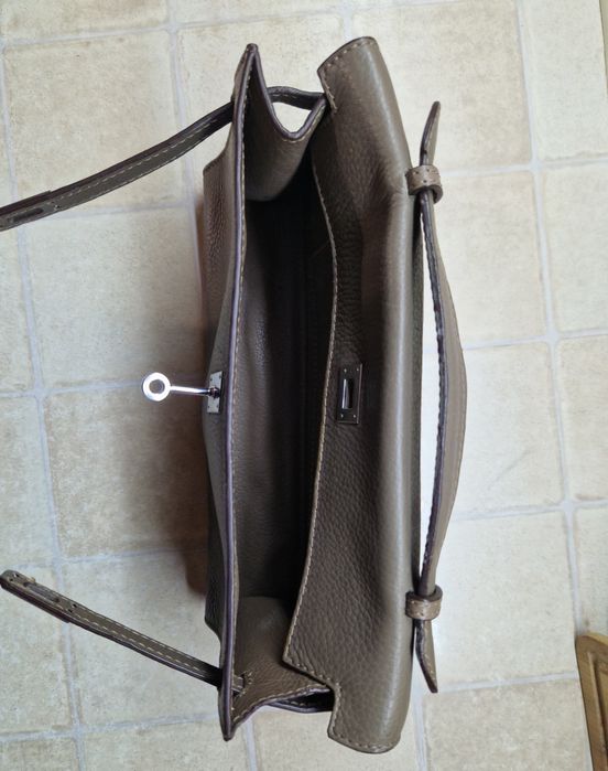 Продам сумочку клатч, в хорошем состоянии.