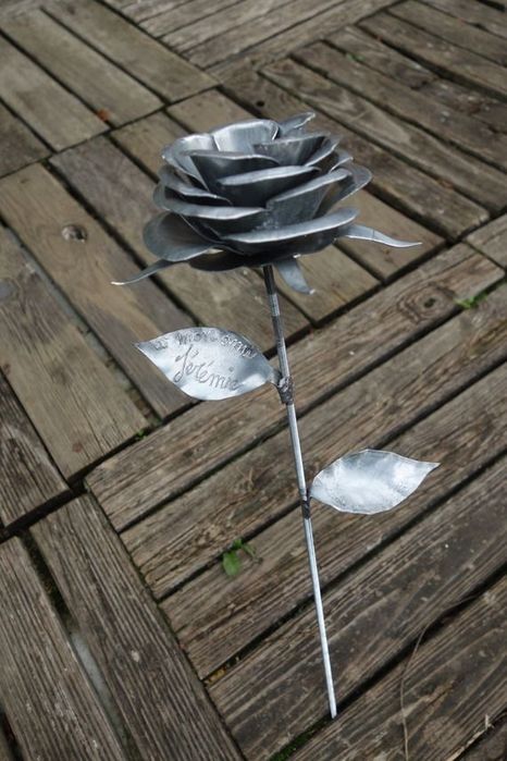 Trandafiri decorativi din metal