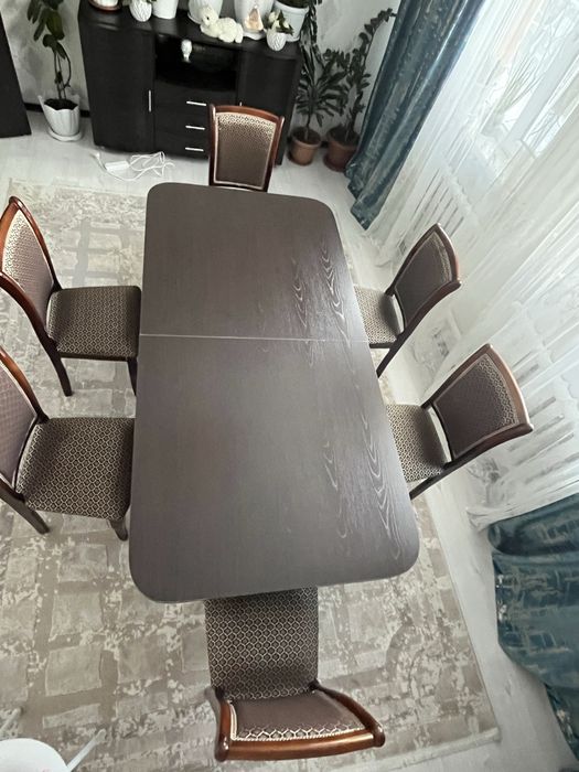 Гостевой стол со стулями и тумба