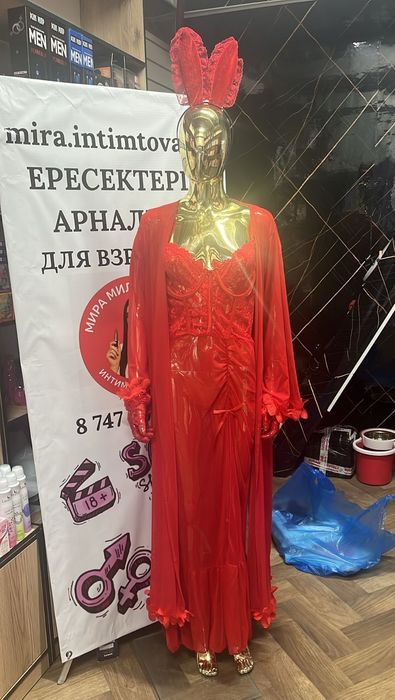 Маникен алтын түстес