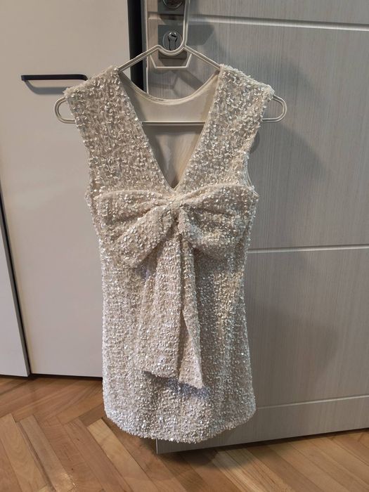 бяла рокля / бижу
• Размер: XS
• Дължина: 74 см
• Състояние: