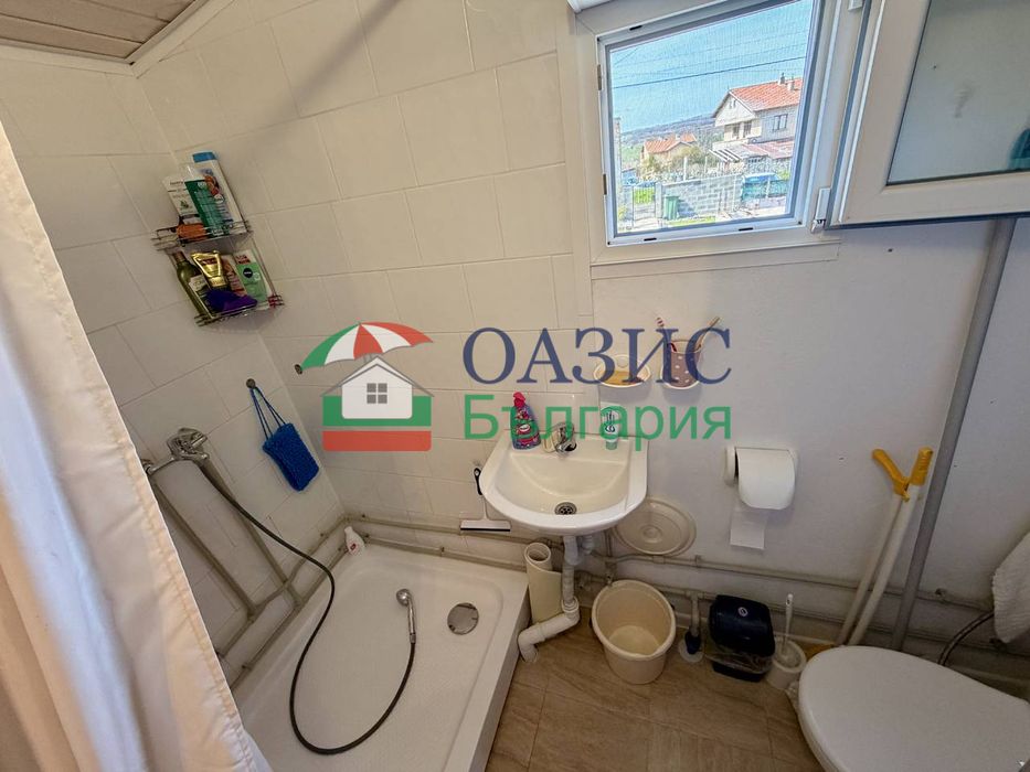 Топла къща 32 кв. + фундамент 80 кв., парцел 947 кв. село Порой,
