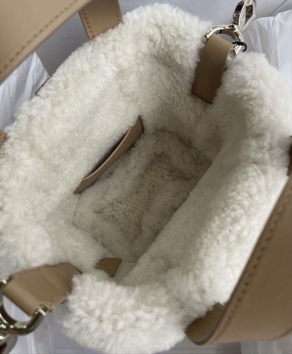 Dior чанта с пух