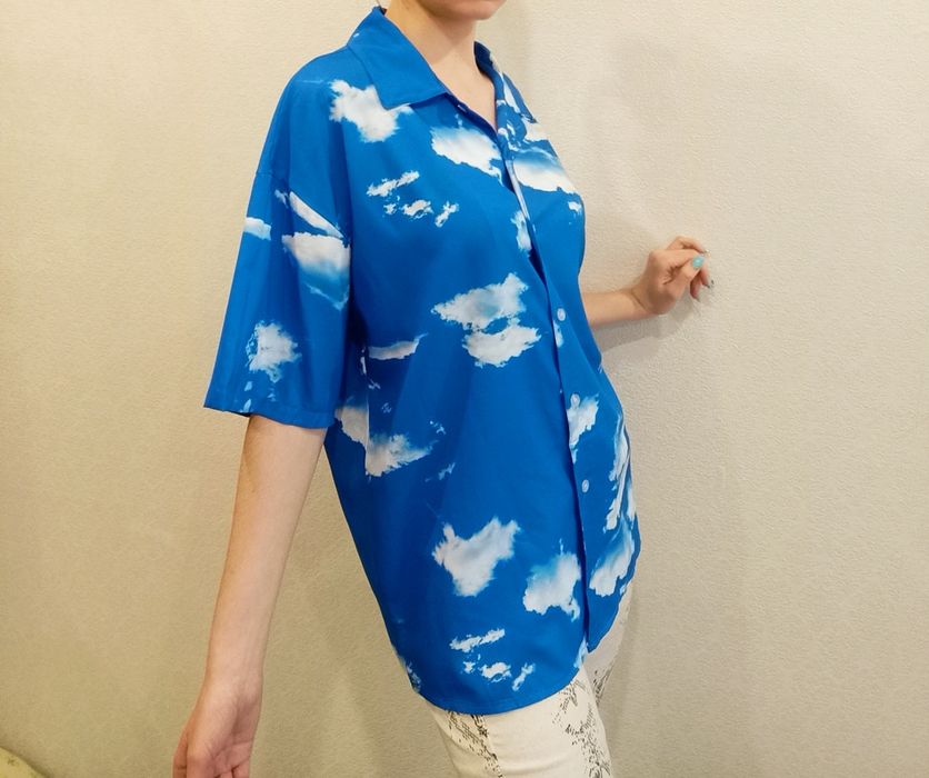 Продам рубашку с облачным принтом