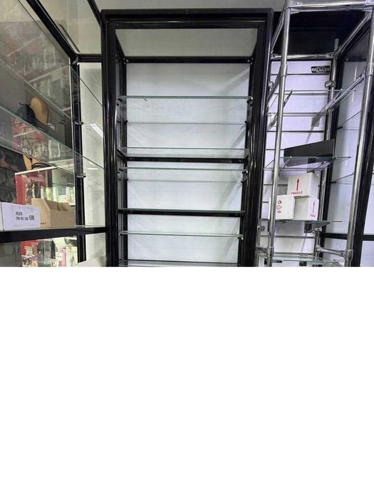 Стеклянные витрины, торговое оборудование.