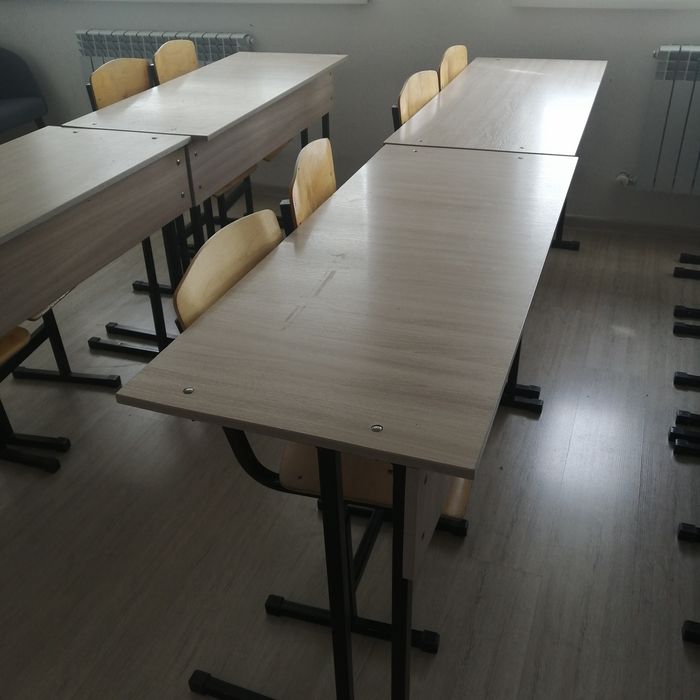 Школьные парты со стульями