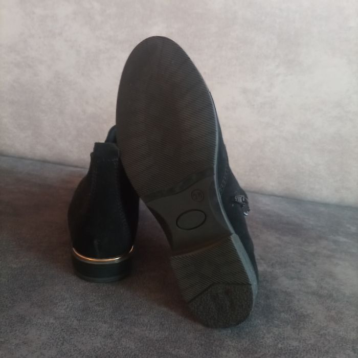 Дамски велурени боти.