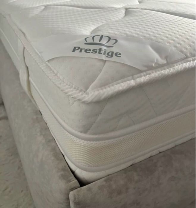 Двуспальная кровать с матрасом