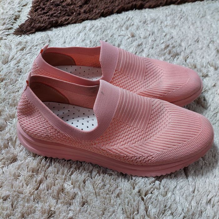 Продам кроссовки 40р