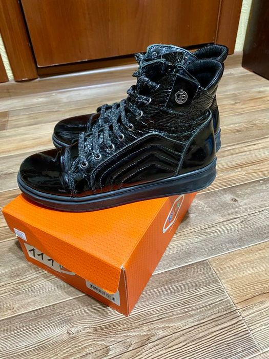 Продам кожаные ботинки