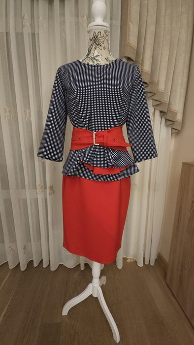 Costum elegant din 3 piese, fusta roșie, bluza cu peplum bleumarin