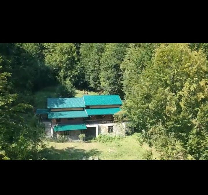 Vând teren si casa de vacanta Siriu Bz