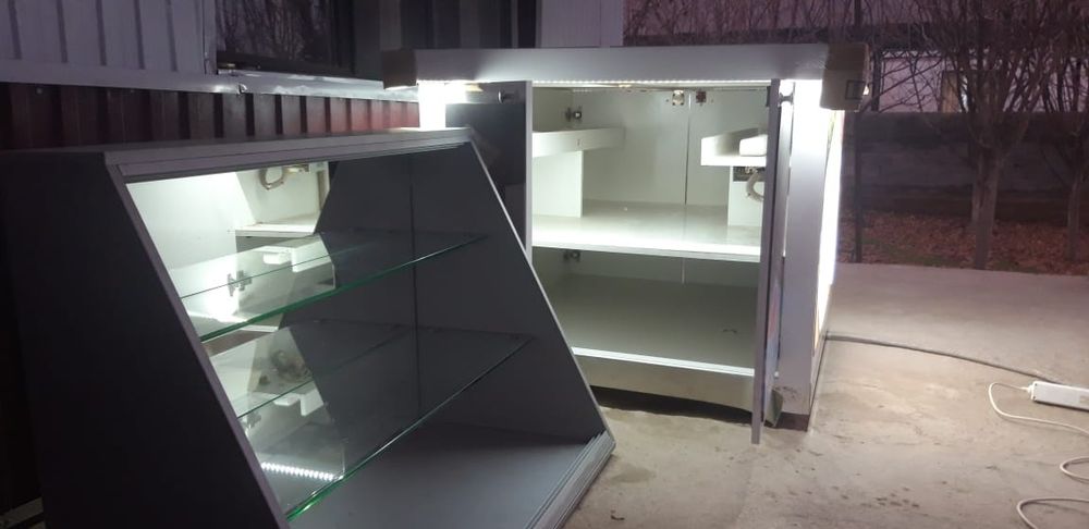 Шкаф стол с стелянной полкой