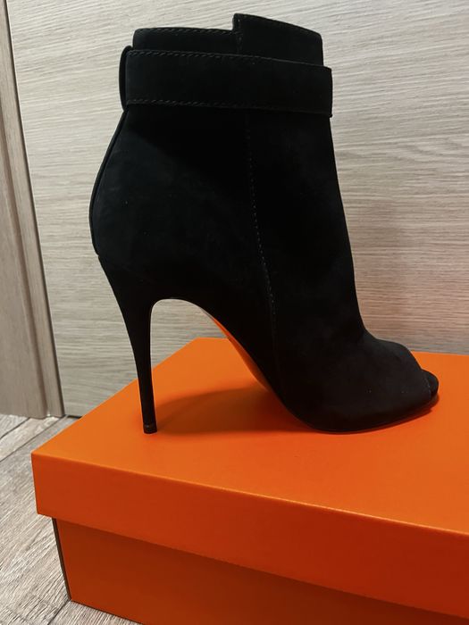 Сандали на ток Guess