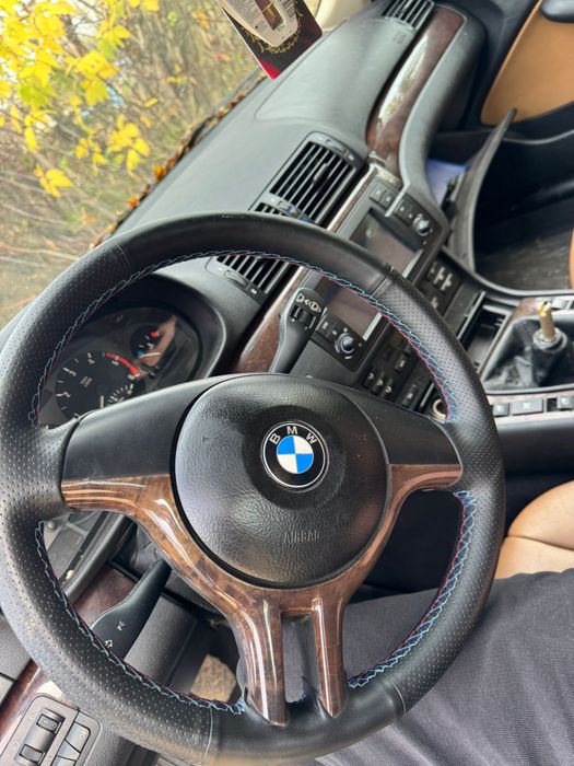 BMW,a avut un mic accident,vand pe piese sau întreagă ,masina porneste