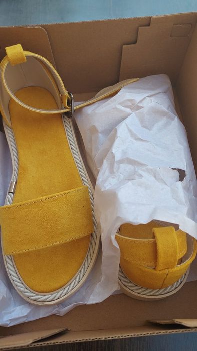 Нови сандали в жълто