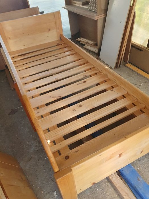 Vand 2 paturi din lemn masiv