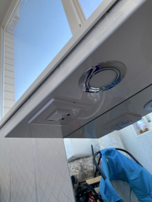 Зеркало-шкаф для ванной.