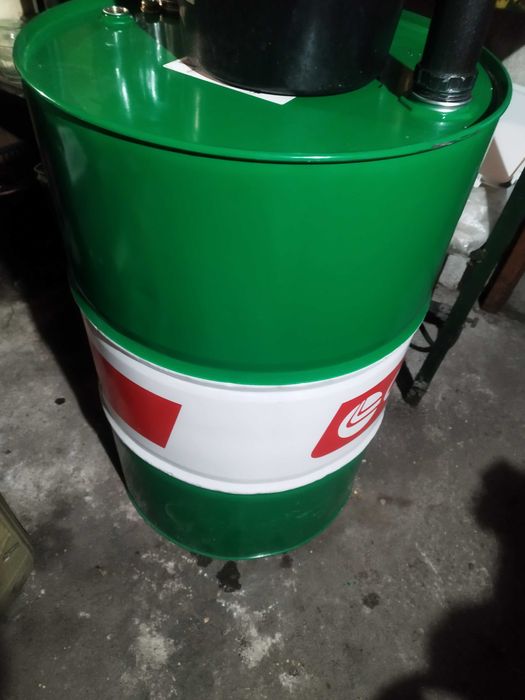 Празни варели от двигателно масло