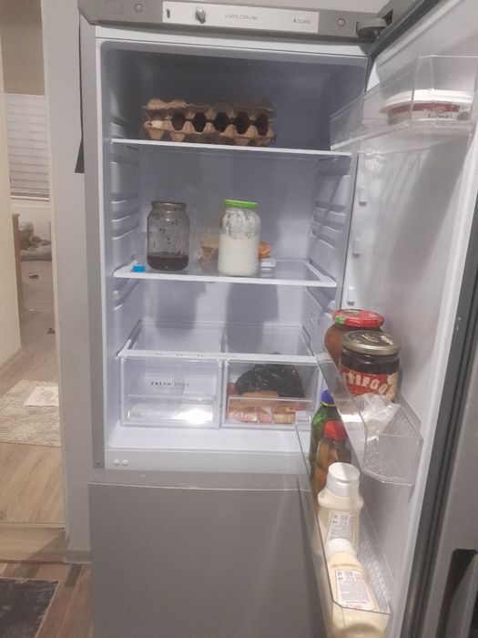 Срочно продам холодильник бирюса 2025 год новый гарантия 3года есть