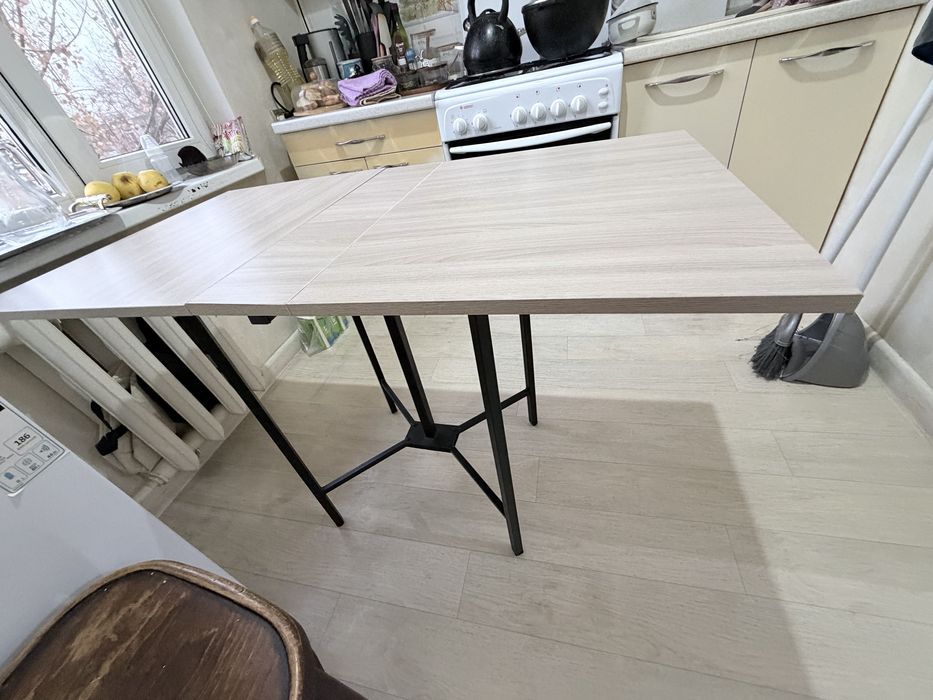 Стол обеденный почти новый