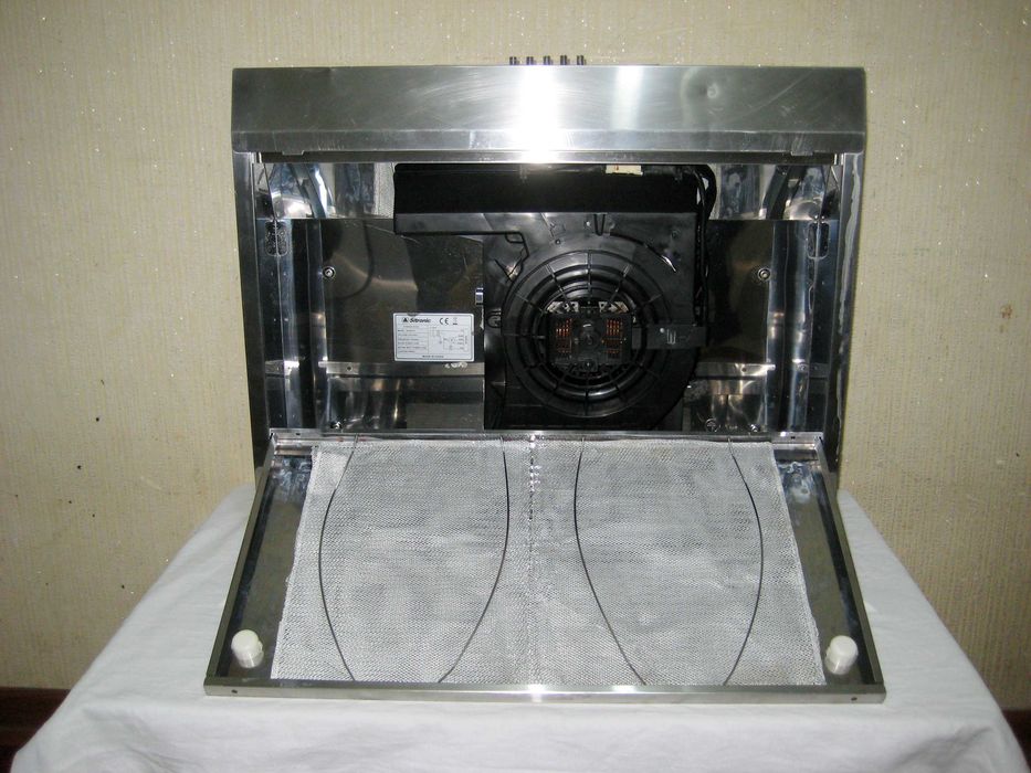 Вытяжка Sitronic оригинал мошна тянет почти новым состоянии!