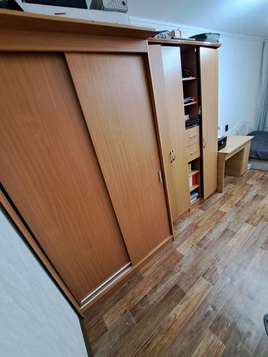 Продаются шкаф и стол (все вместе).
