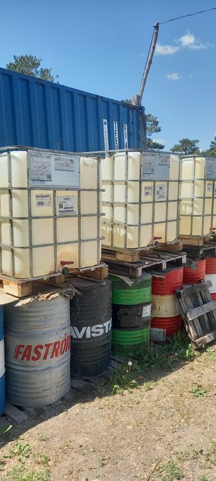 Емкость 1000 литров.