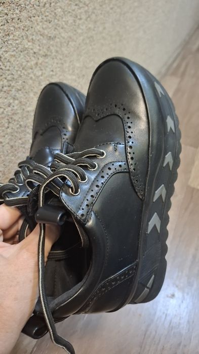 Черные кроссовки броги на танкетке.