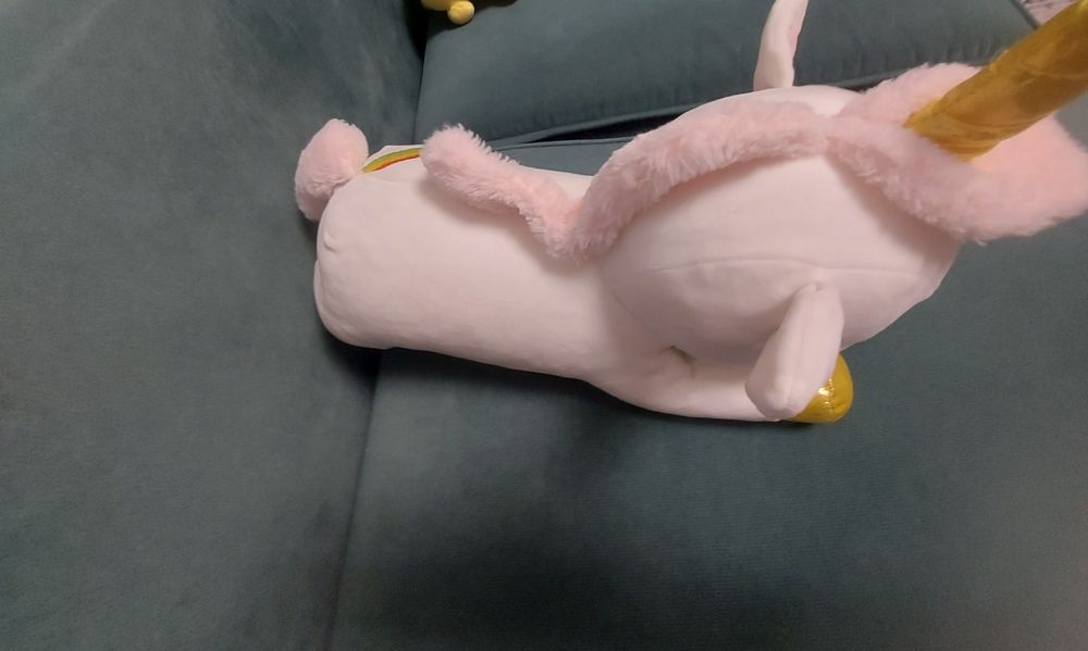 Мягкая игрушка в виде единорога.