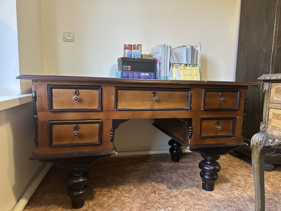 Продам красивый антикварный стол, резной, дерево, массивный