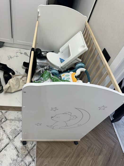 Детская кровать с матрацом, и игрушками