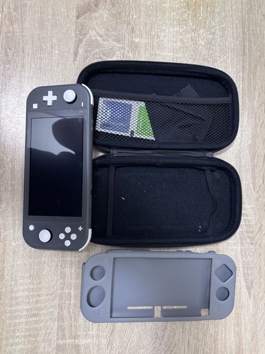 Vand consola Nintendo Switch + 5 jocuri