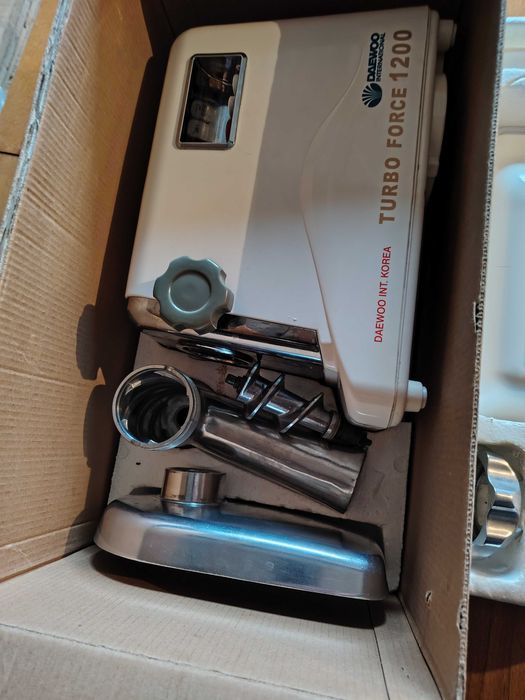 Продам электро мясорубку  DAEWOO