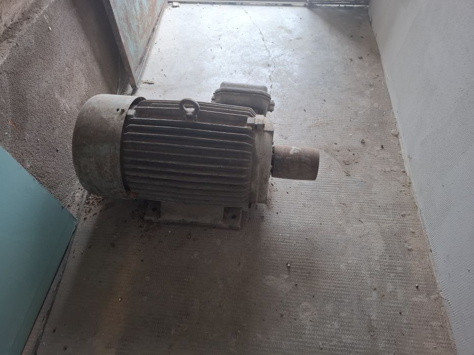 Vând motor trifazic