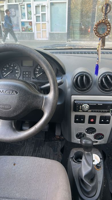 Vând Dacia Logan