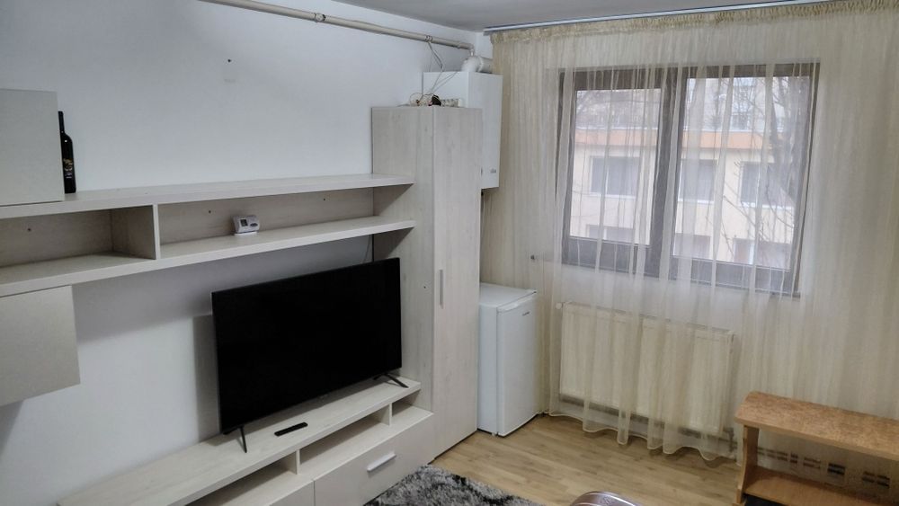 Închiriez Garsoniera