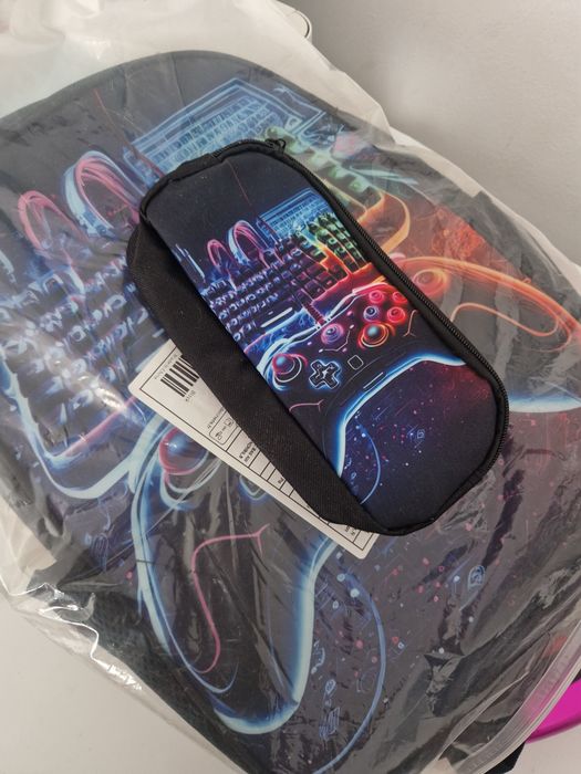 Set ghiozdan + penar Gaming – model cu controller, pentru băieți
