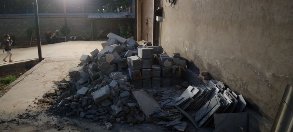 Битые шлакоблоки