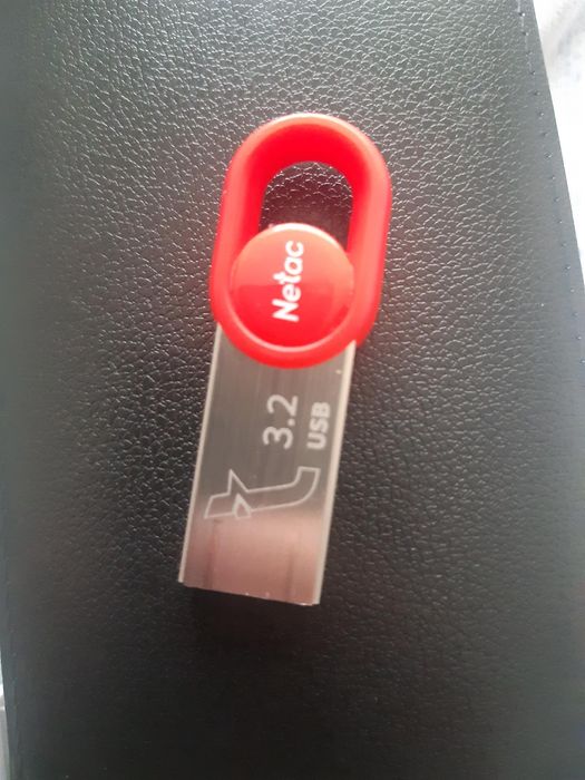 Продам USB 3.2 флешку 32Гб с установочной виндой 11 64бить. Цена оконч
