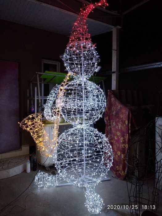 Новогоднее оформление фасадов зданий магазинов домов офисов