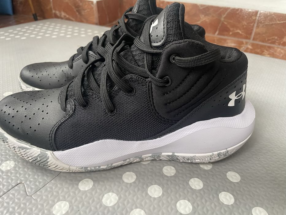 Ghete baschet / strada Under  Armour, aproape noi ,  originale , luate din Austria din reprezentanta , mar 37 .5 / 23,5 cm