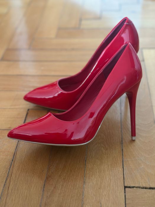 Чисто нови червени токчета