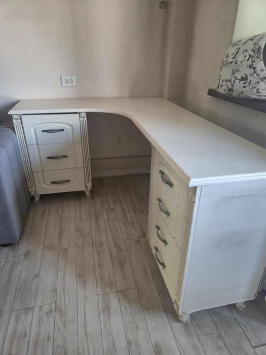 Продам удобный угловой письменный стол