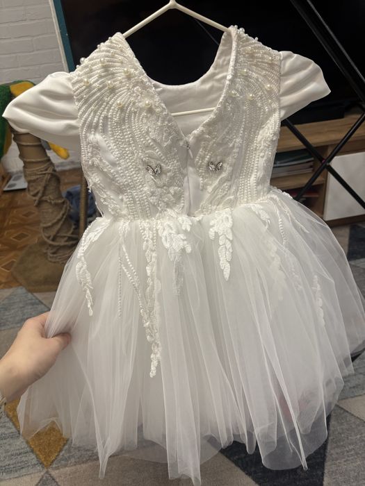 Продаю платья белое