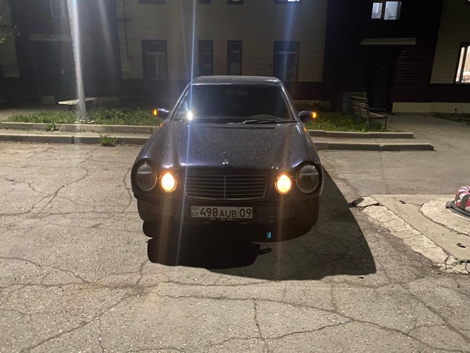 Автомобиль Mercedes-Benz W210