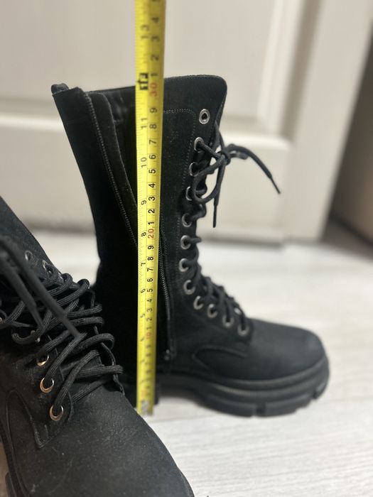 Ghete piele intoarsă, negre, talpă groasă, fermoar, șiret