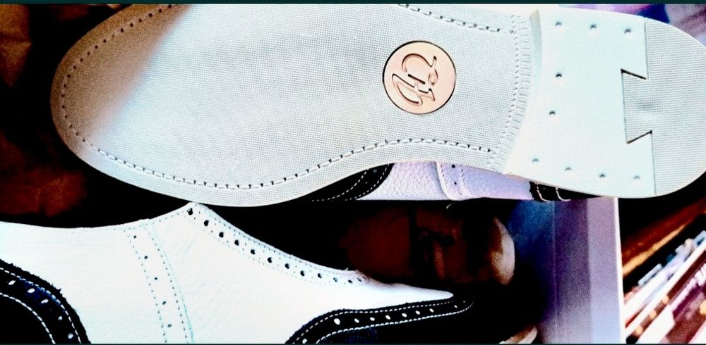 Pantofi model Oxford.
